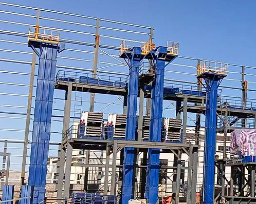 Navpični transportni trak z žlicami