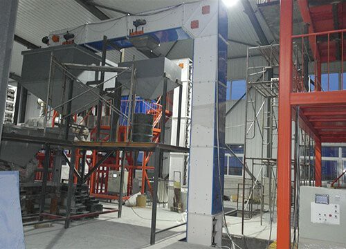 Dvigalo z vrtljivo žlico